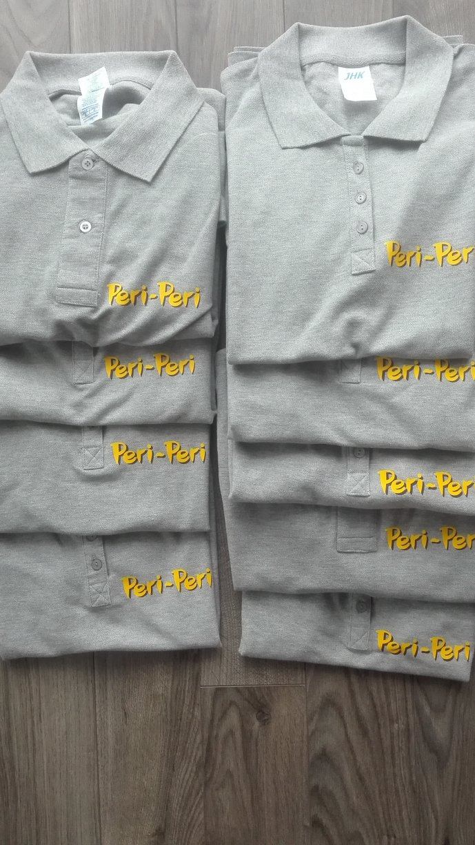 Koszulki polo z haftowanym oznakowaniem firmowym